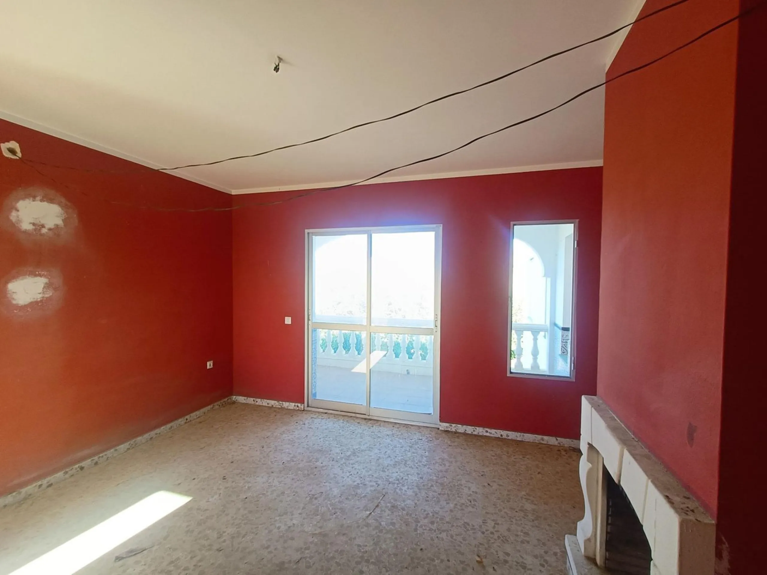 This country house is at PARTIDO GUARO VIEJO, 29130, Coín, Málaga. It is a country house that has 803 m2 and has 6 rooms and 3 bathrooms. Actually it are 2 houses on top of each other with an own entrance. The ground floor and the 1st level are equal. Eac