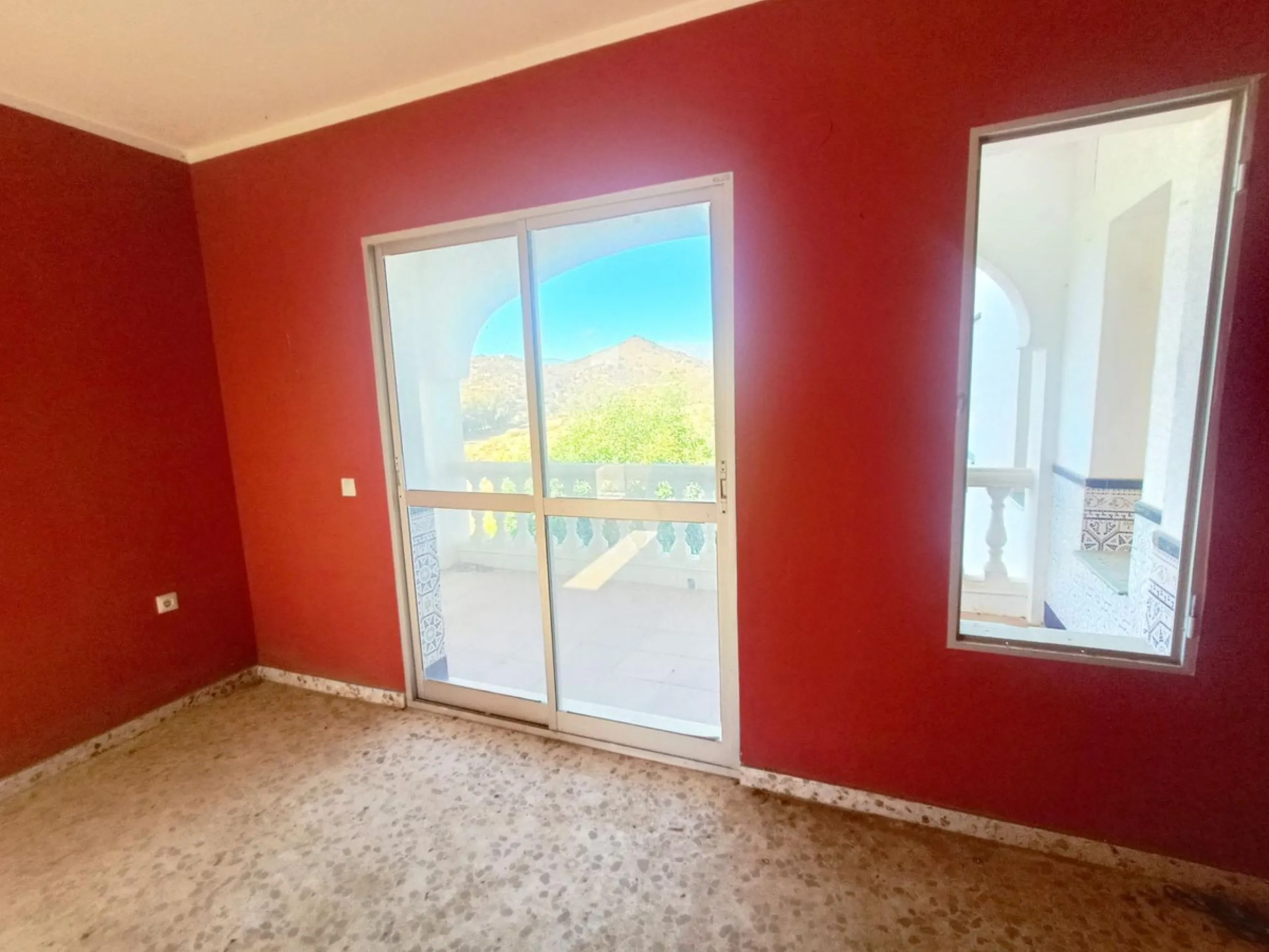 This country house is at PARTIDO GUARO VIEJO, 29130, Coín, Málaga. It is a country house that has 803 m2 and has 6 rooms and 3 bathrooms. Actually it are 2 houses on top of each other with an own entrance. The ground floor and the 1st level are equal. Eac