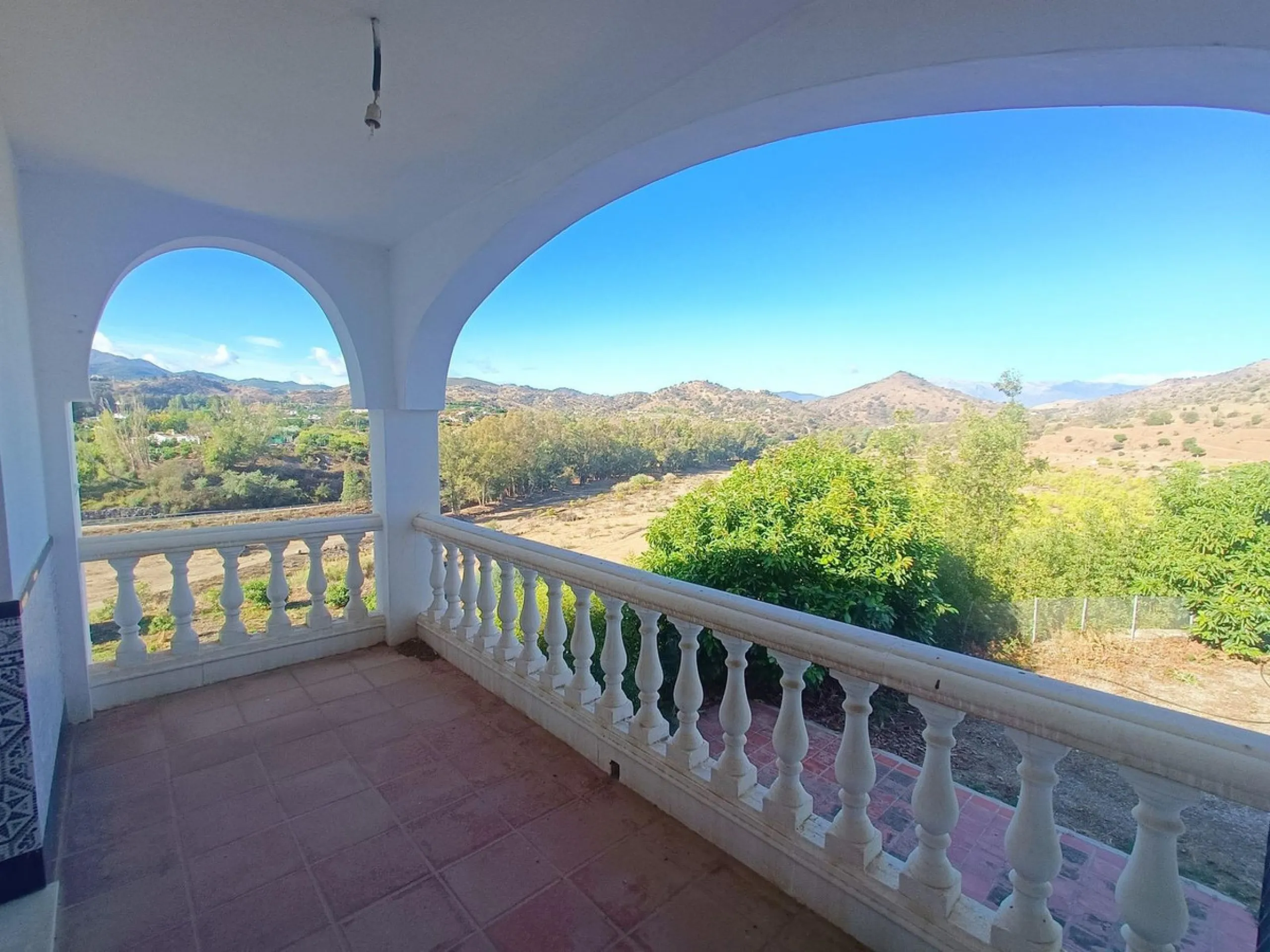 This country house is at PARTIDO GUARO VIEJO, 29130, Coín, Málaga. It is a country house that has 803 m2 and has 6 rooms and 3 bathrooms. Actually it are 2 houses on top of each other with an own entrance. The ground floor and the 1st level are equal. Eac