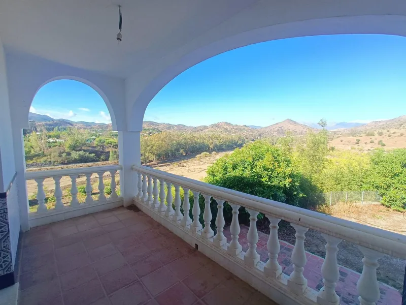 This country house is at PARTIDO GUARO VIEJO, 29130, Coín, Málaga. It is a country house that has 803 m2 and has 6 rooms and 3 bathrooms. Actually it are 2 houses on top of each other with an own entrance. The ground floor and the 1st level are equal. Eac