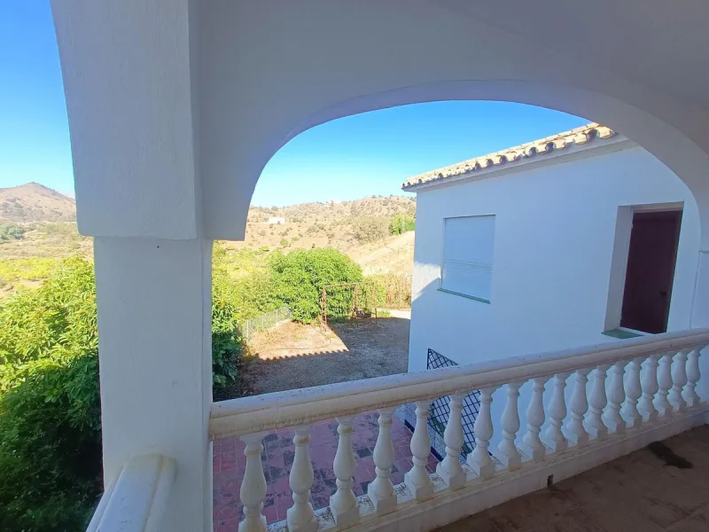 This country house is at PARTIDO GUARO VIEJO, 29130, Coín, Málaga. It is a country house that has 803 m2 and has 6 rooms and 3 bathrooms. Actually it are 2 houses on top of each other with an own entrance. The ground floor and the 1st level are equal. Eac