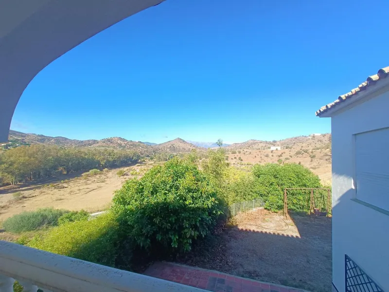 This country house is at PARTIDO GUARO VIEJO, 29130, Coín, Málaga. It is a country house that has 803 m2 and has 6 rooms and 3 bathrooms. Actually it are 2 houses on top of each other with an own entrance. The ground floor and the 1st level are equal. Eac