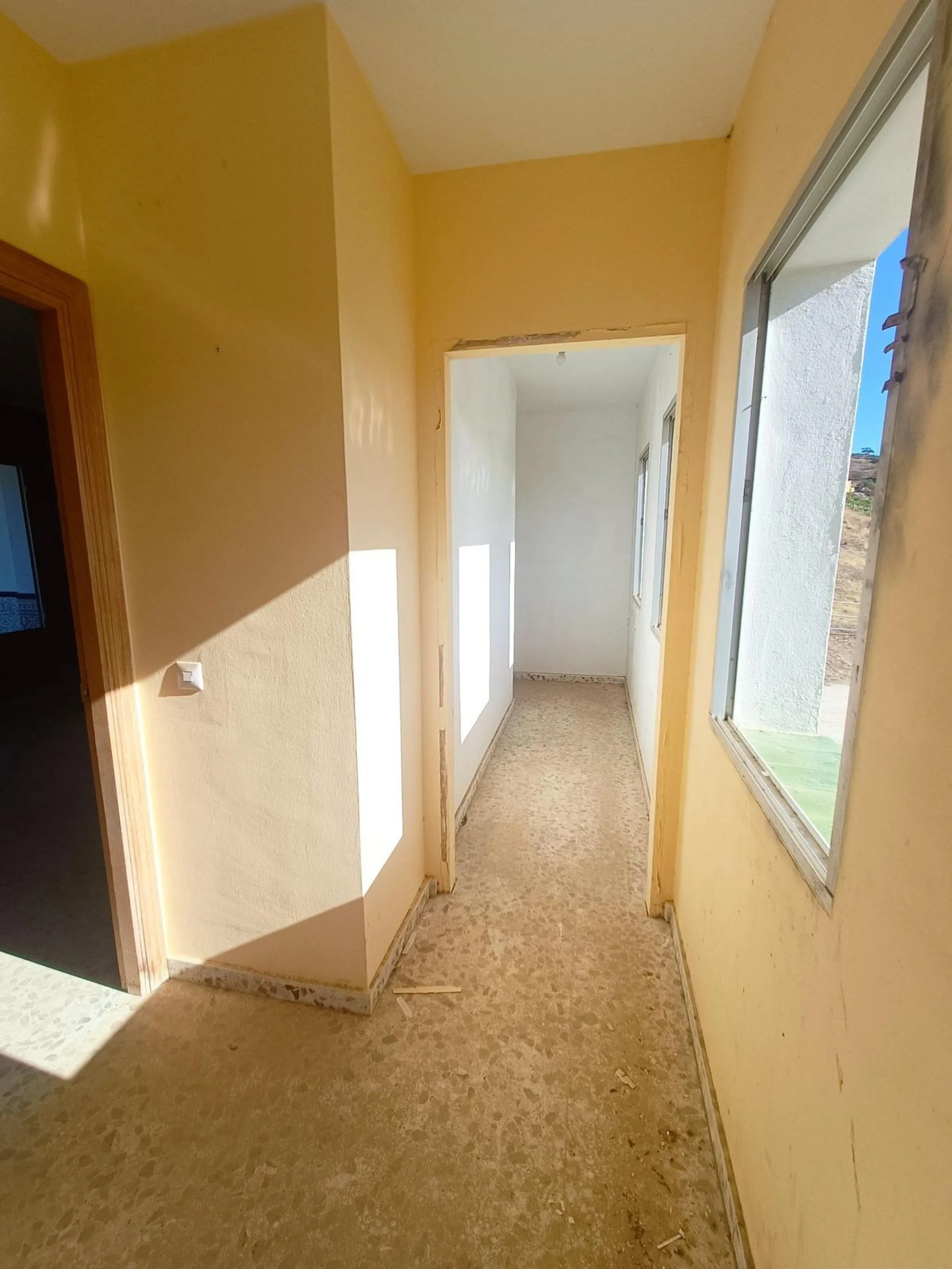 This country house is at PARTIDO GUARO VIEJO, 29130, Coín, Málaga. It is a country house that has 803 m2 and has 6 rooms and 3 bathrooms. Actually it are 2 houses on top of each other with an own entrance. The ground floor and the 1st level are equal. Eac