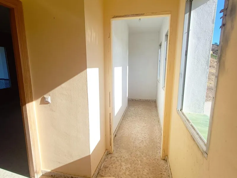 This country house is at PARTIDO GUARO VIEJO, 29130, Coín, Málaga. It is a country house that has 803 m2 and has 6 rooms and 3 bathrooms. Actually it are 2 houses on top of each other with an own entrance. The ground floor and the 1st level are equal. Eac