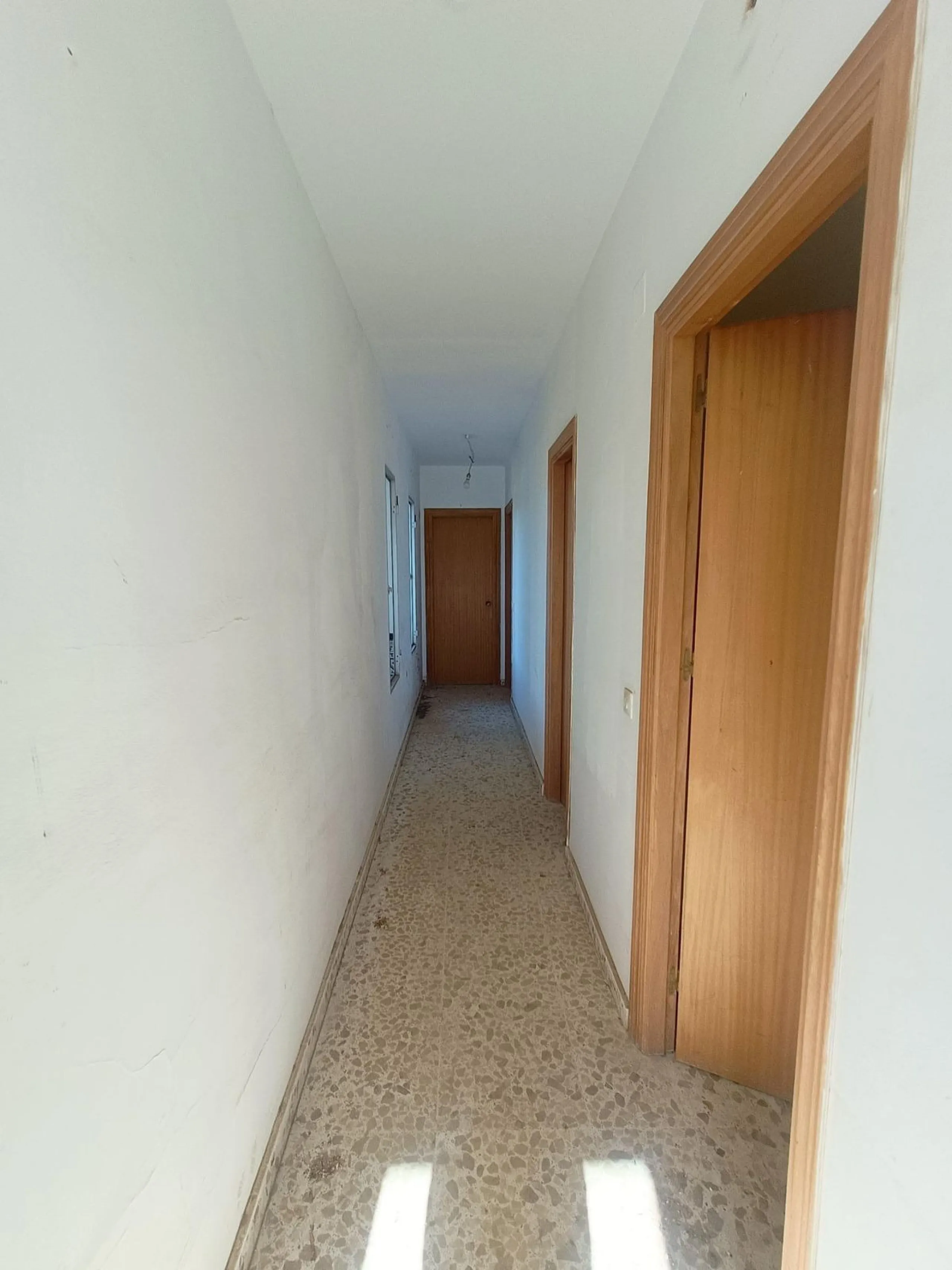 This country house is at PARTIDO GUARO VIEJO, 29130, Coín, Málaga. It is a country house that has 803 m2 and has 6 rooms and 3 bathrooms. Actually it are 2 houses on top of each other with an own entrance. The ground floor and the 1st level are equal. Eac