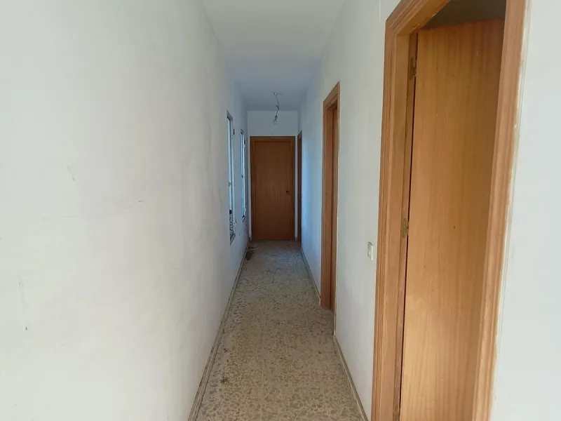 This country house is at PARTIDO GUARO VIEJO, 29130, Coín, Málaga. It is a country house that has 803 m2 and has 6 rooms and 3 bathrooms. Actually it are 2 houses on top of each other with an own entrance. The ground floor and the 1st level are equal. Eac