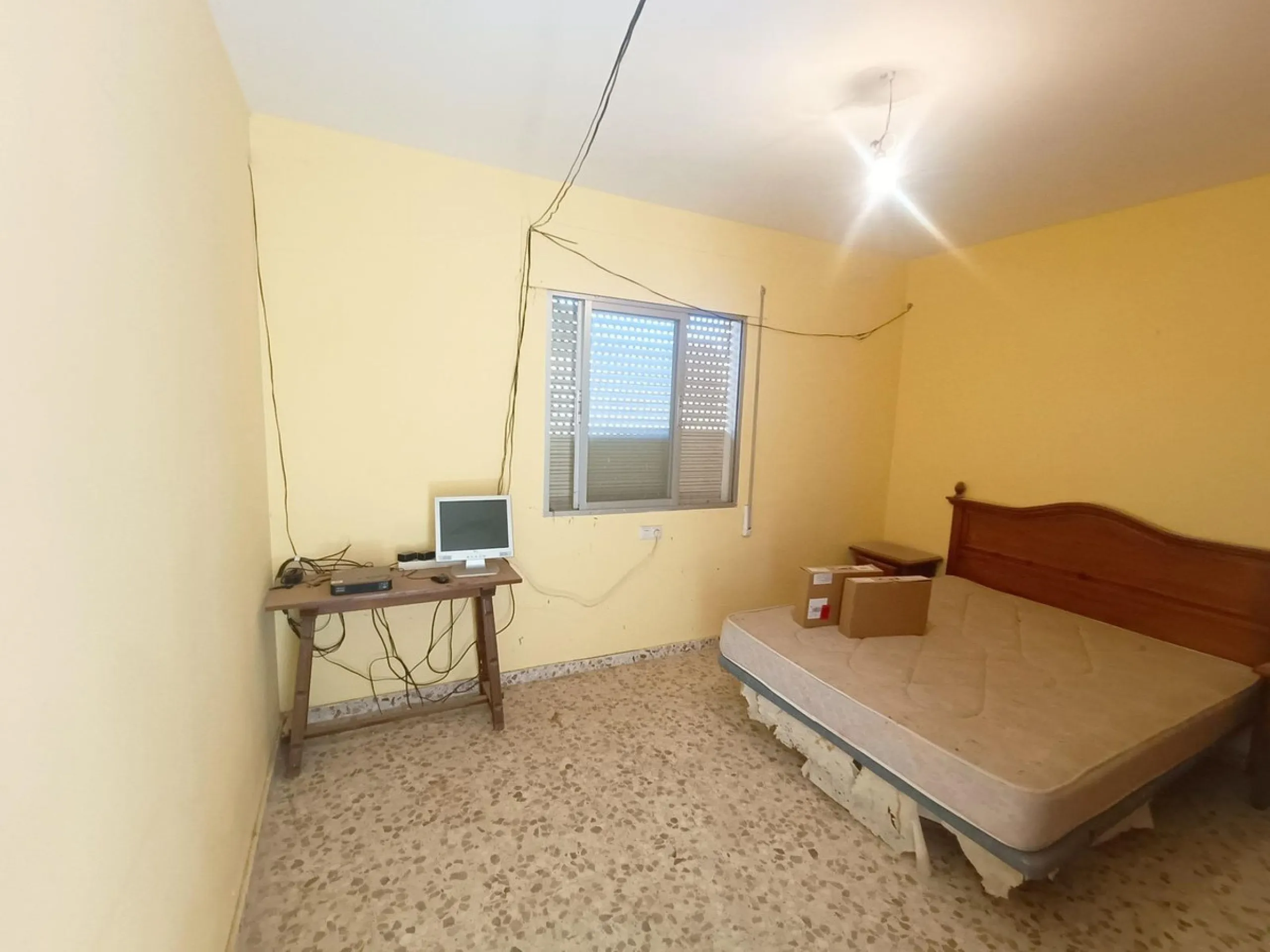 This country house is at PARTIDO GUARO VIEJO, 29130, Coín, Málaga. It is a country house that has 803 m2 and has 6 rooms and 3 bathrooms. Actually it are 2 houses on top of each other with an own entrance. The ground floor and the 1st level are equal. Eac