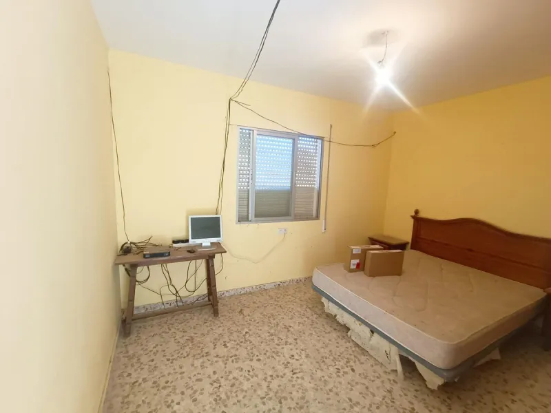 This country house is at PARTIDO GUARO VIEJO, 29130, Coín, Málaga. It is a country house that has 803 m2 and has 6 rooms and 3 bathrooms. Actually it are 2 houses on top of each other with an own entrance. The ground floor and the 1st level are equal. Eac