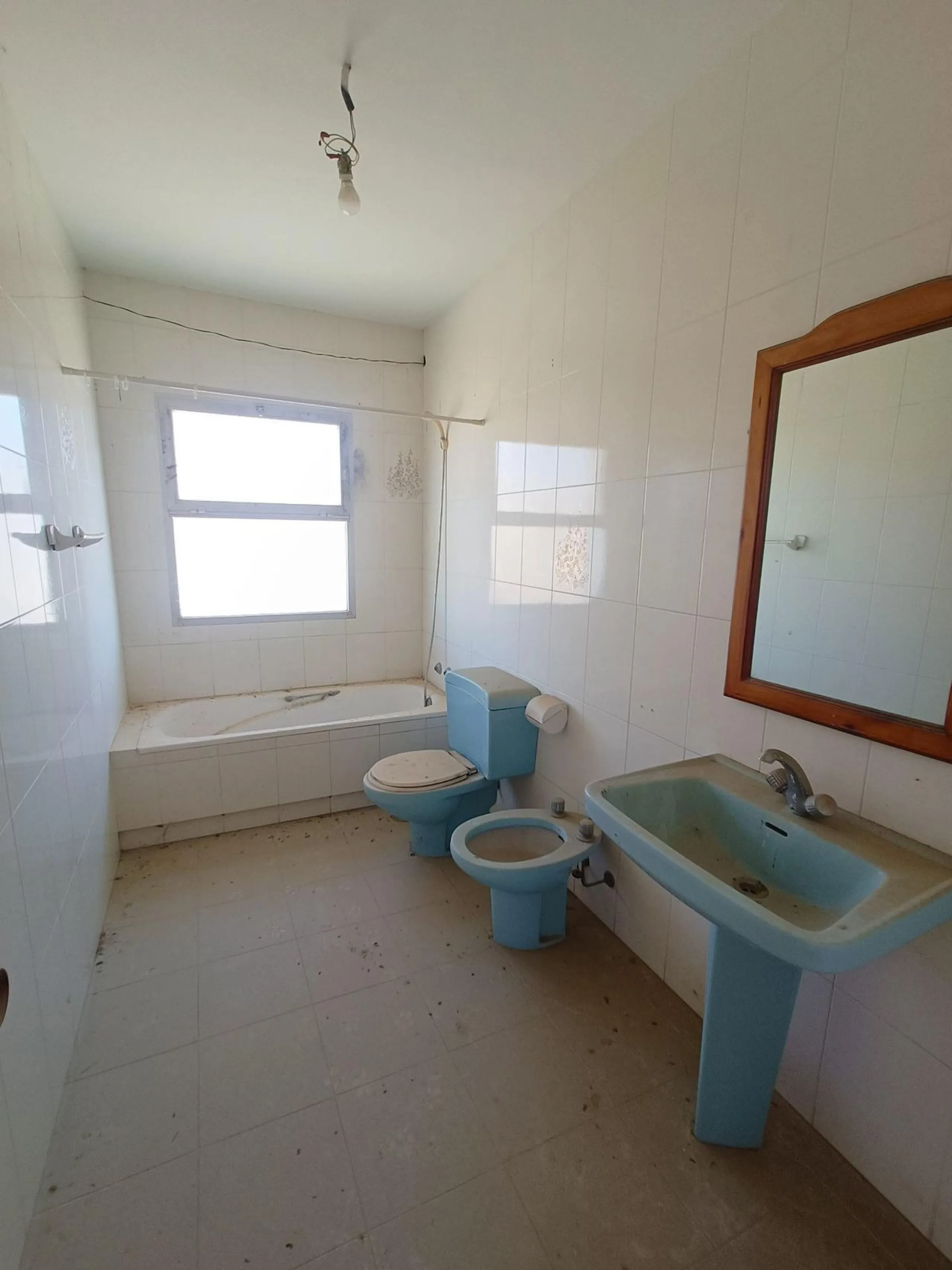 This country house is at PARTIDO GUARO VIEJO, 29130, Coín, Málaga. It is a country house that has 803 m2 and has 6 rooms and 3 bathrooms. Actually it are 2 houses on top of each other with an own entrance. The ground floor and the 1st level are equal. Eac