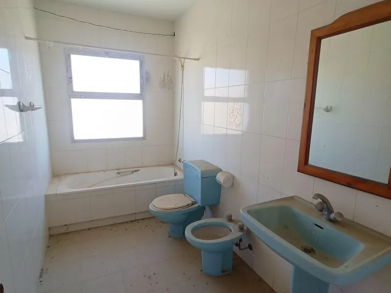 This country house is at PARTIDO GUARO VIEJO, 29130, Coín, Málaga. It is a country house that has 803 m2 and has 6 rooms and 3 bathrooms. Actually it are 2 houses on top of each other with an own entrance. The ground floor and the 1st level are equal. Eac
