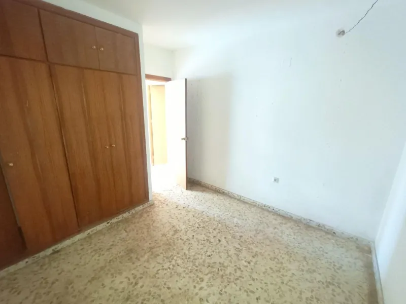 This country house is at PARTIDO GUARO VIEJO, 29130, Coín, Málaga. It is a country house that has 803 m2 and has 6 rooms and 3 bathrooms. Actually it are 2 houses on top of each other with an own entrance. The ground floor and the 1st level are equal. Eac