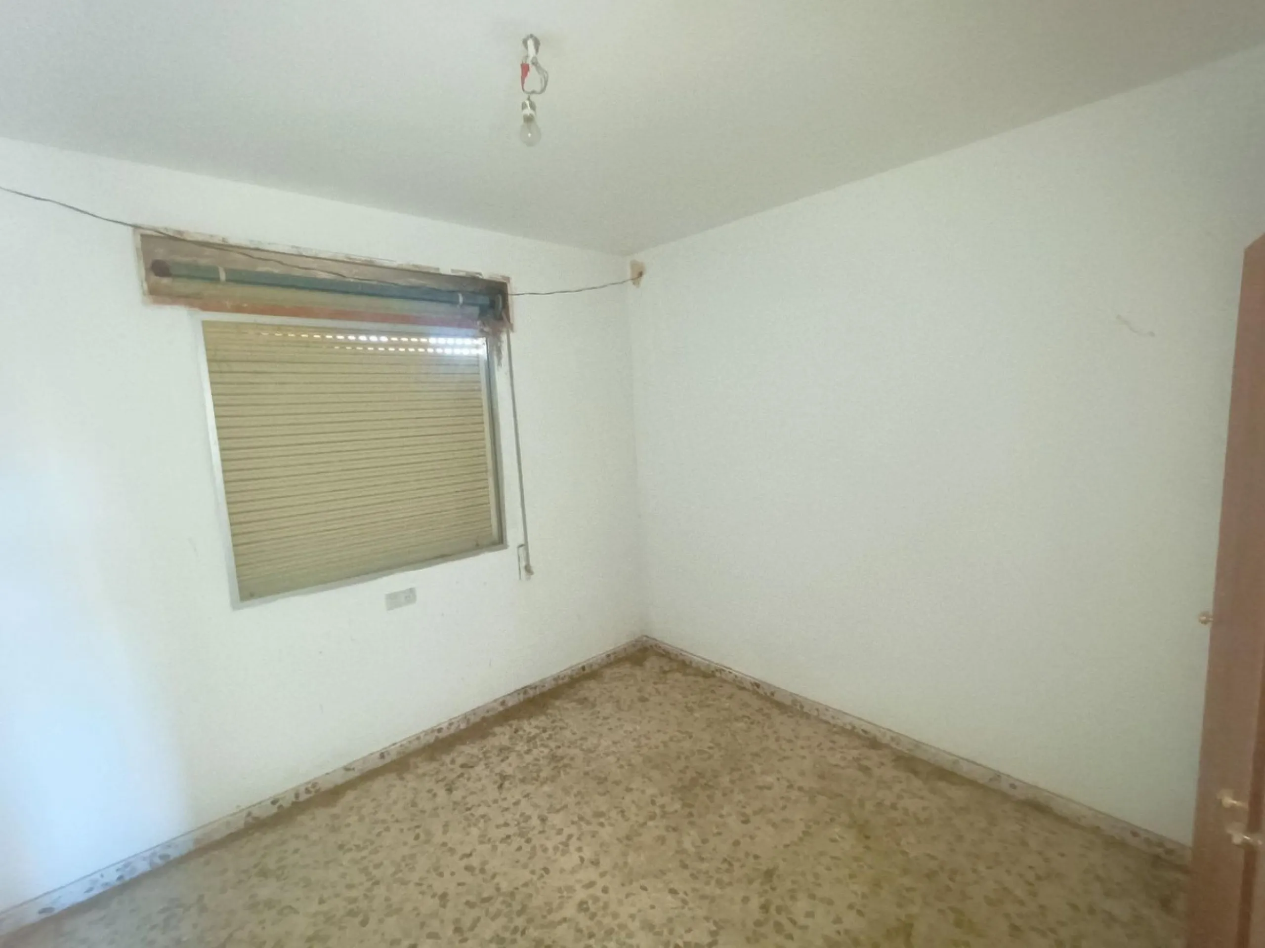 This country house is at PARTIDO GUARO VIEJO, 29130, Coín, Málaga. It is a country house that has 803 m2 and has 6 rooms and 3 bathrooms. Actually it are 2 houses on top of each other with an own entrance. The ground floor and the 1st level are equal. Eac