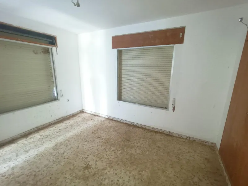 This country house is at PARTIDO GUARO VIEJO, 29130, Coín, Málaga. It is a country house that has 803 m2 and has 6 rooms and 3 bathrooms. Actually it are 2 houses on top of each other with an own entrance. The ground floor and the 1st level are equal. Eac