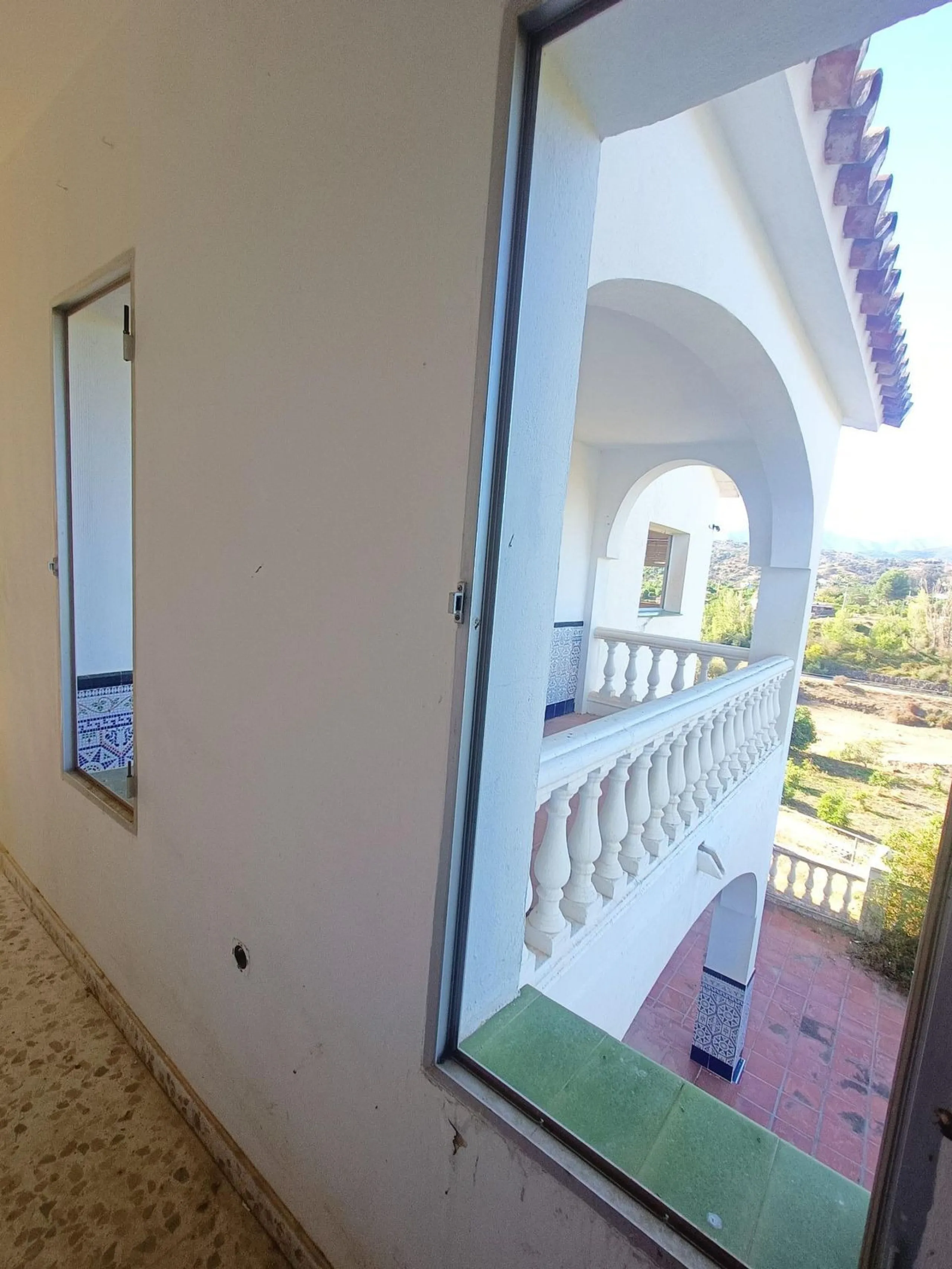 This country house is at PARTIDO GUARO VIEJO, 29130, Coín, Málaga. It is a country house that has 803 m2 and has 6 rooms and 3 bathrooms. Actually it are 2 houses on top of each other with an own entrance. The ground floor and the 1st level are equal. Eac