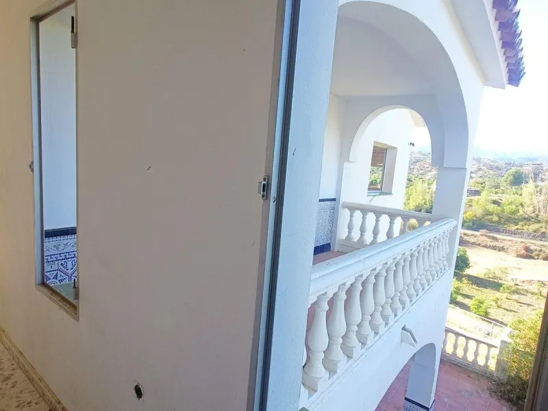 This country house is at PARTIDO GUARO VIEJO, 29130, Coín, Málaga. It is a country house that has 803 m2 and has 6 rooms and 3 bathrooms. Actually it are 2 houses on top of each other with an own entrance. The ground floor and the 1st level are equal. Eac