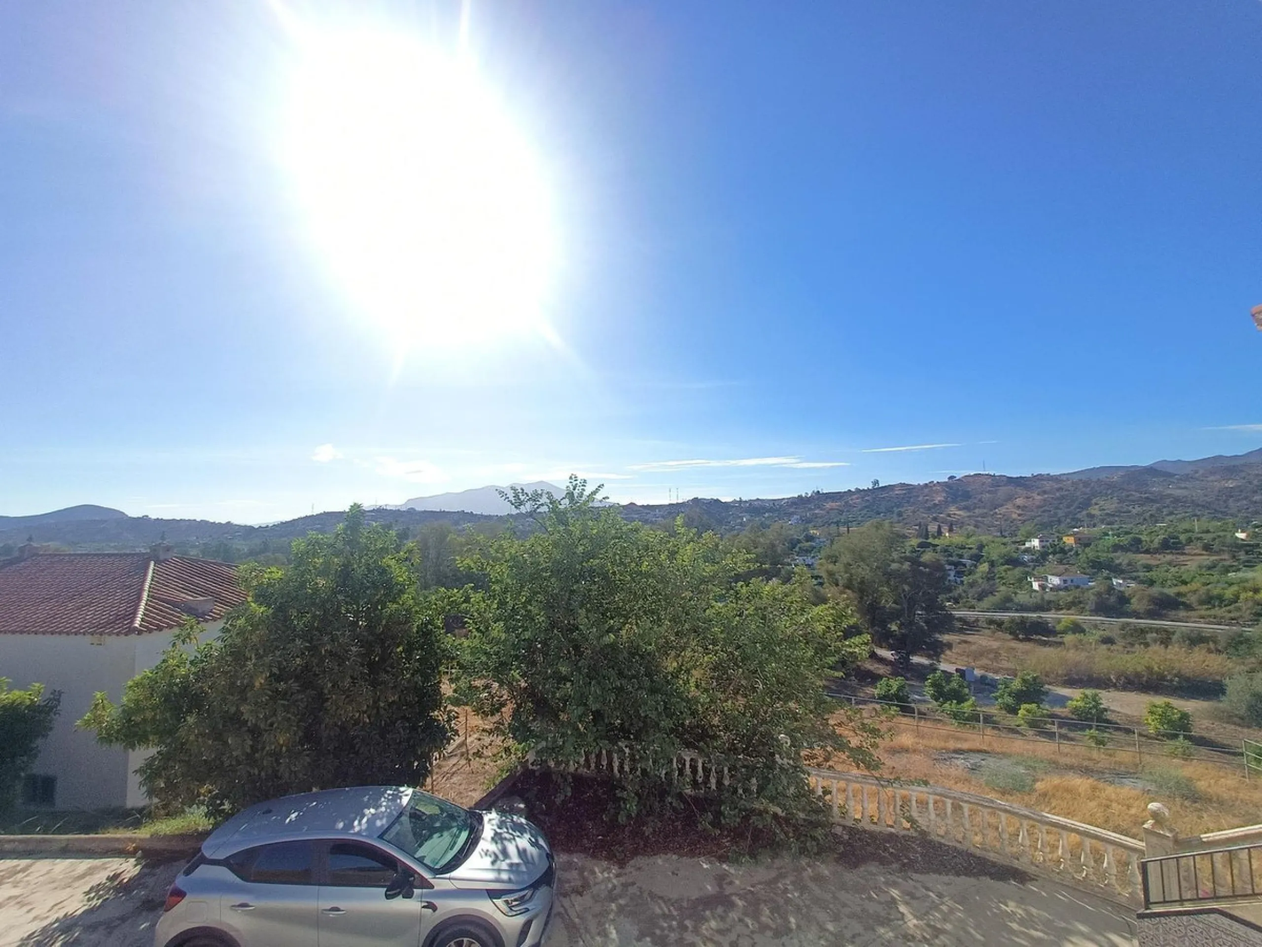 This country house is at PARTIDO GUARO VIEJO, 29130, Coín, Málaga. It is a country house that has 803 m2 and has 6 rooms and 3 bathrooms. Actually it are 2 houses on top of each other with an own entrance. The ground floor and the 1st level are equal. Eac