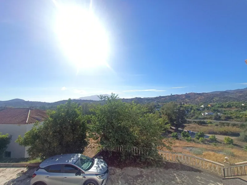 This country house is at PARTIDO GUARO VIEJO, 29130, Coín, Málaga. It is a country house that has 803 m2 and has 6 rooms and 3 bathrooms. Actually it are 2 houses on top of each other with an own entrance. The ground floor and the 1st level are equal. Eac