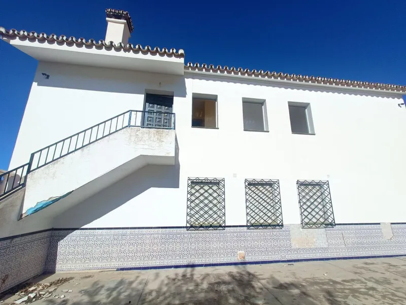 This country house is at PARTIDO GUARO VIEJO, 29130, Coín, Málaga. It is a country house that has 803 m2 and has 6 rooms and 3 bathrooms. Actually it are 2 houses on top of each other with an own entrance. The ground floor and the 1st level are equal. Eac