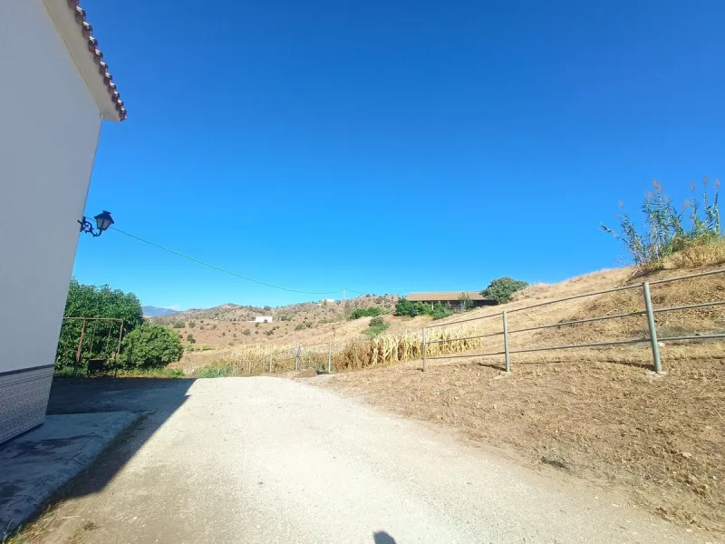 This country house is at PARTIDO GUARO VIEJO, 29130, Coín, Málaga. It is a country house that has 803 m2 and has 6 rooms and 3 bathrooms. Actually it are 2 houses on top of each other with an own entrance. The ground floor and the 1st level are equal. Eac