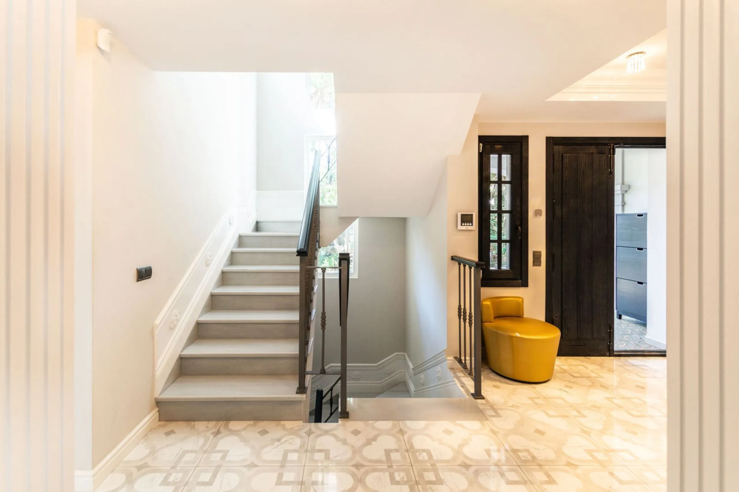 House - Detached Villa в продаже в Marbella, Málaga. В доме 6 спален и 4 ванных комнат. Площадь дома 558 м². Площадь участка 2000 м²