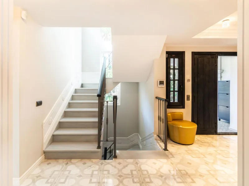 Completely refurbished family villa located in Hacienda las Chapas, one of the most exclusive residential areas of Marbella, close to beaches, natural park, nightlife and services.