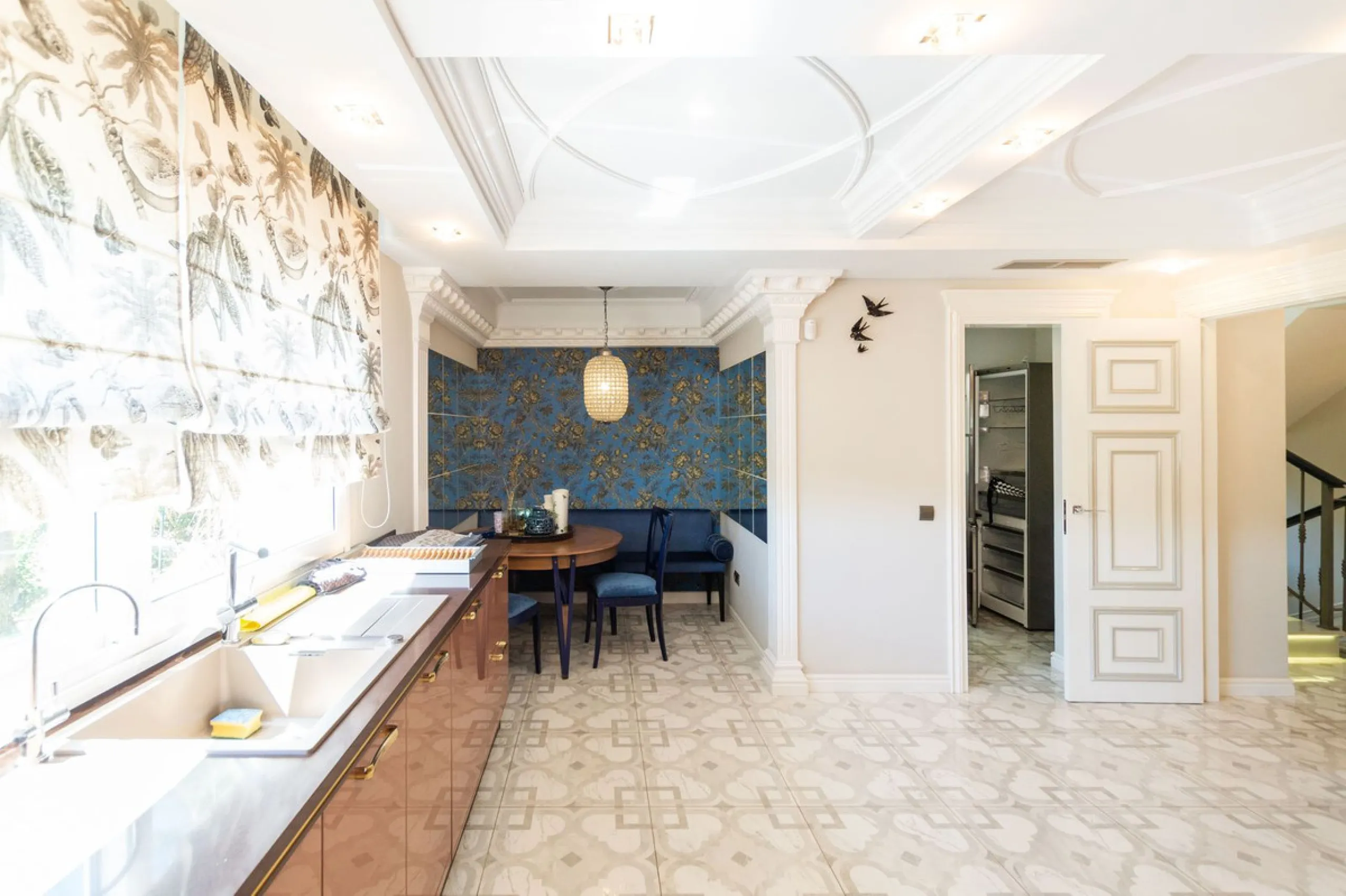 House - Detached Villa в продаже в Marbella, Málaga. В доме 6 спален и 4 ванных комнат. Площадь дома 558 м². Площадь участка 2000 м²