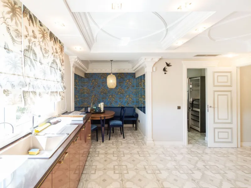 House - Detached Villa в продаже в Marbella, Málaga. В доме 6 спален и 4 ванных комнат. Площадь дома 558 м². Площадь участка 2000 м²