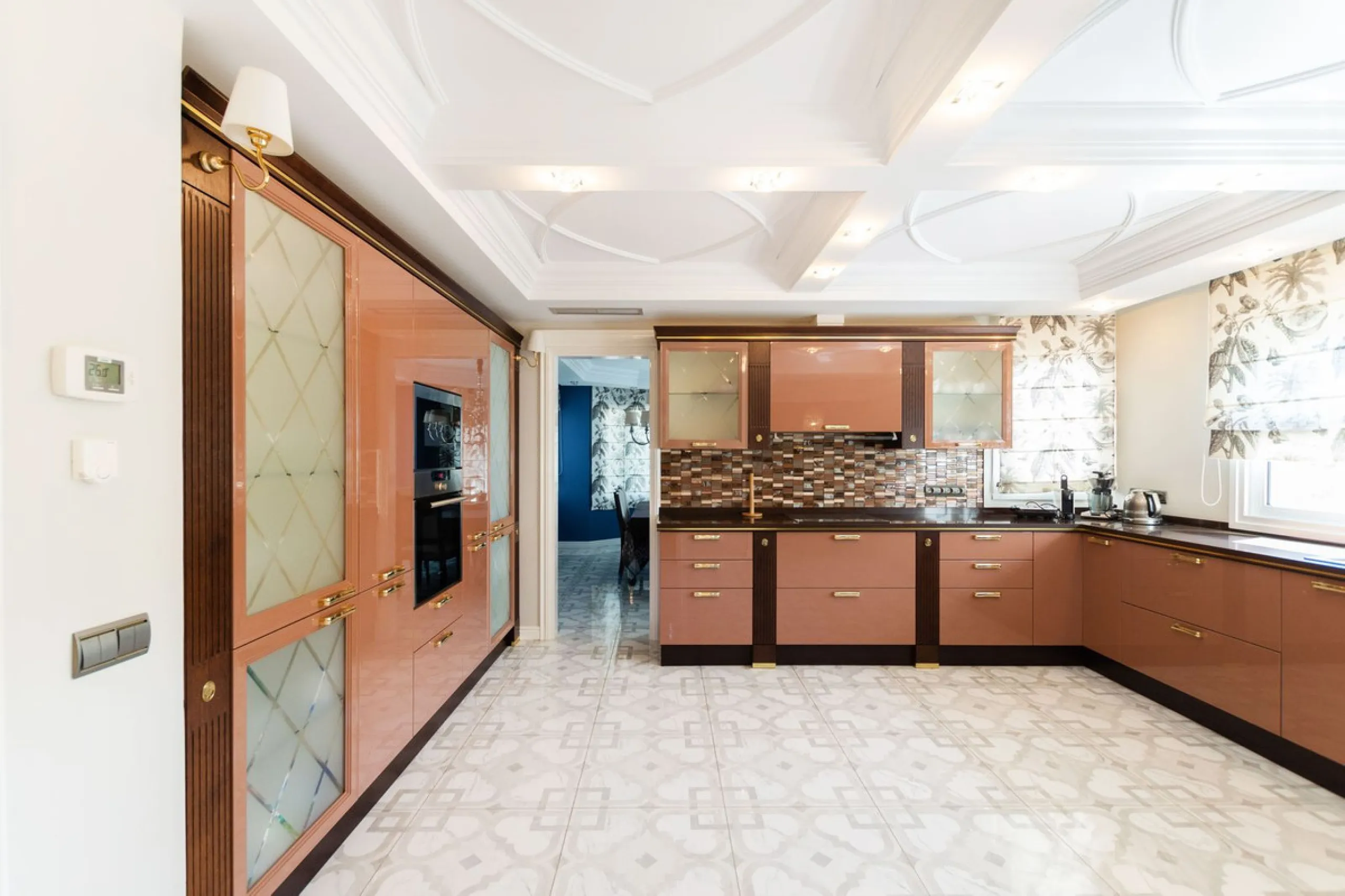 House - Detached Villa в продаже в Marbella, Málaga. В доме 6 спален и 4 ванных комнат. Площадь дома 558 м². Площадь участка 2000 м²