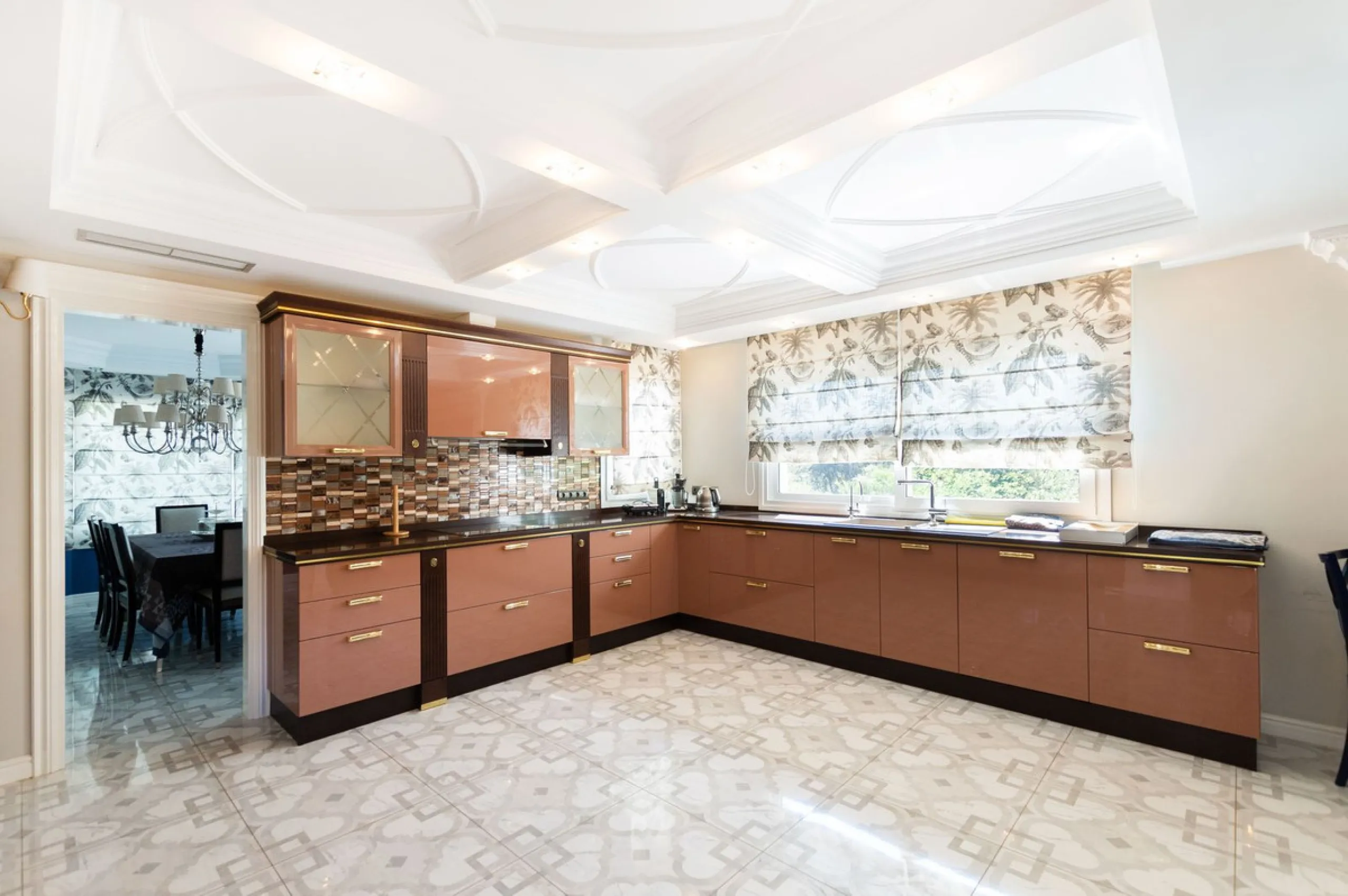House - Detached Villa в продаже в Marbella, Málaga. В доме 6 спален и 4 ванных комнат. Площадь дома 558 м². Площадь участка 2000 м²