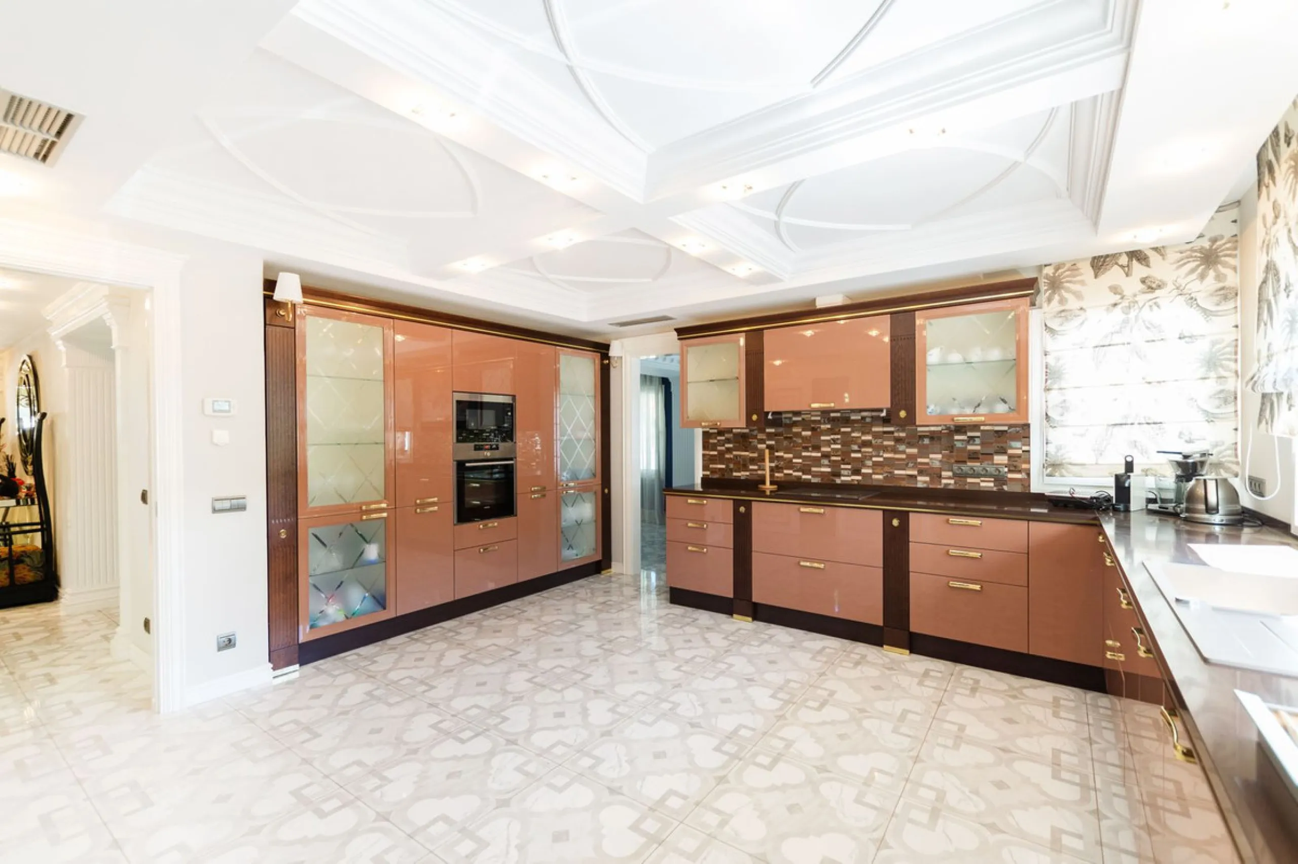 House - Detached Villa в продаже в Marbella, Málaga. В доме 6 спален и 4 ванных комнат. Площадь дома 558 м². Площадь участка 2000 м²