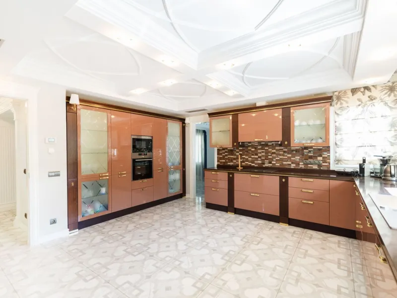 House - Detached Villa в продаже в Marbella, Málaga. В доме 6 спален и 4 ванных комнат. Площадь дома 558 м². Площадь участка 2000 м²