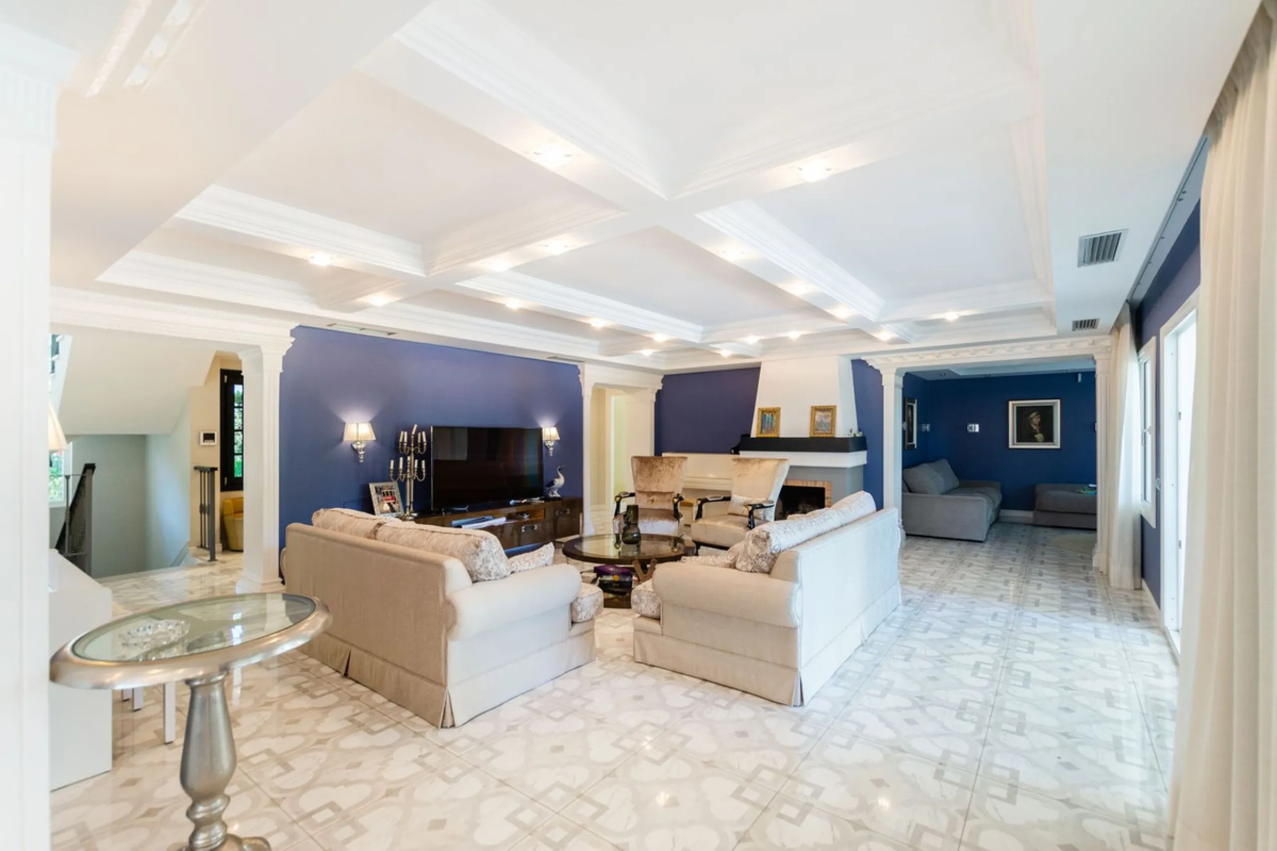 House - Detached Villa в продаже в Marbella, Málaga. В доме 6 спален и 4 ванных комнат. Площадь дома 558 м². Площадь участка 2000 м²