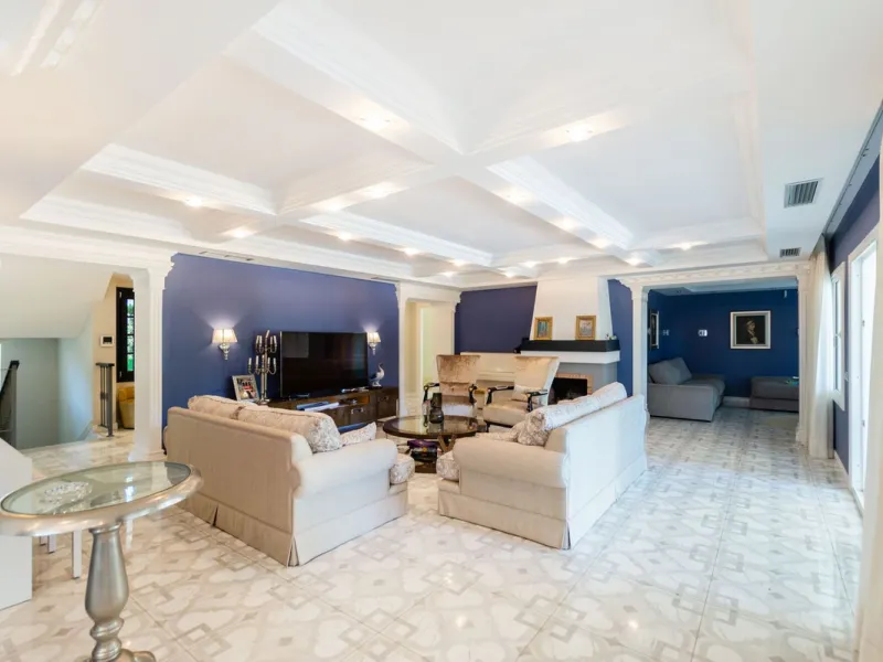 House - Detached Villa в продаже в Marbella, Málaga. В доме 6 спален и 4 ванных комнат. Площадь дома 558 м². Площадь участка 2000 м²