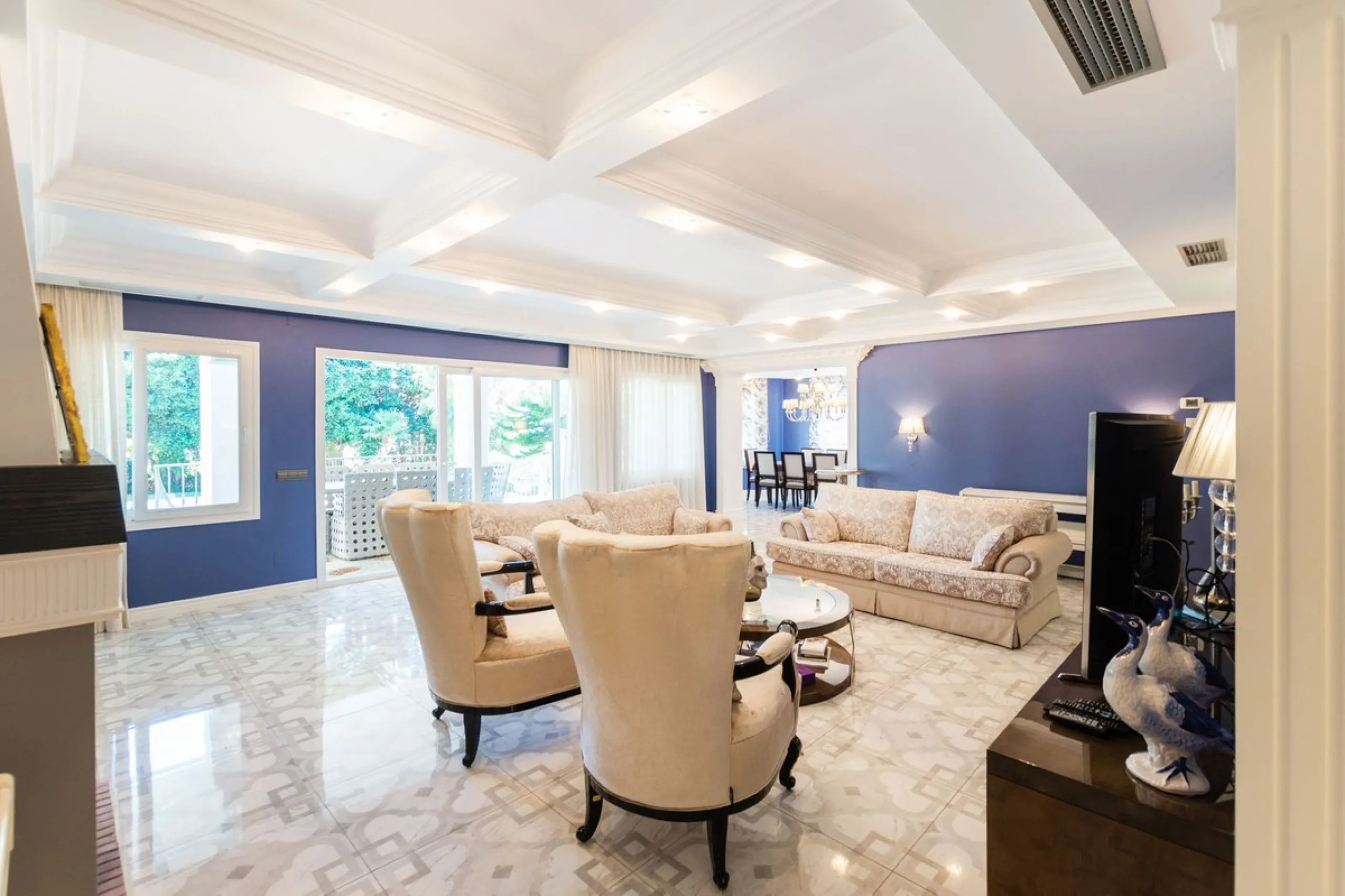 House - Detached Villa в продаже в Marbella, Málaga. В доме 6 спален и 4 ванных комнат. Площадь дома 558 м². Площадь участка 2000 м²