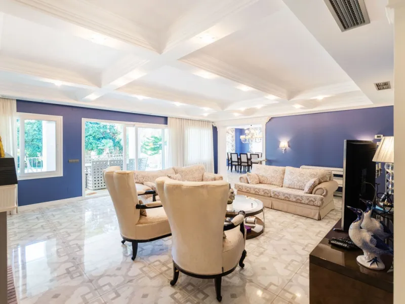 House - Detached Villa в продаже в Marbella, Málaga. В доме 6 спален и 4 ванных комнат. Площадь дома 558 м². Площадь участка 2000 м²