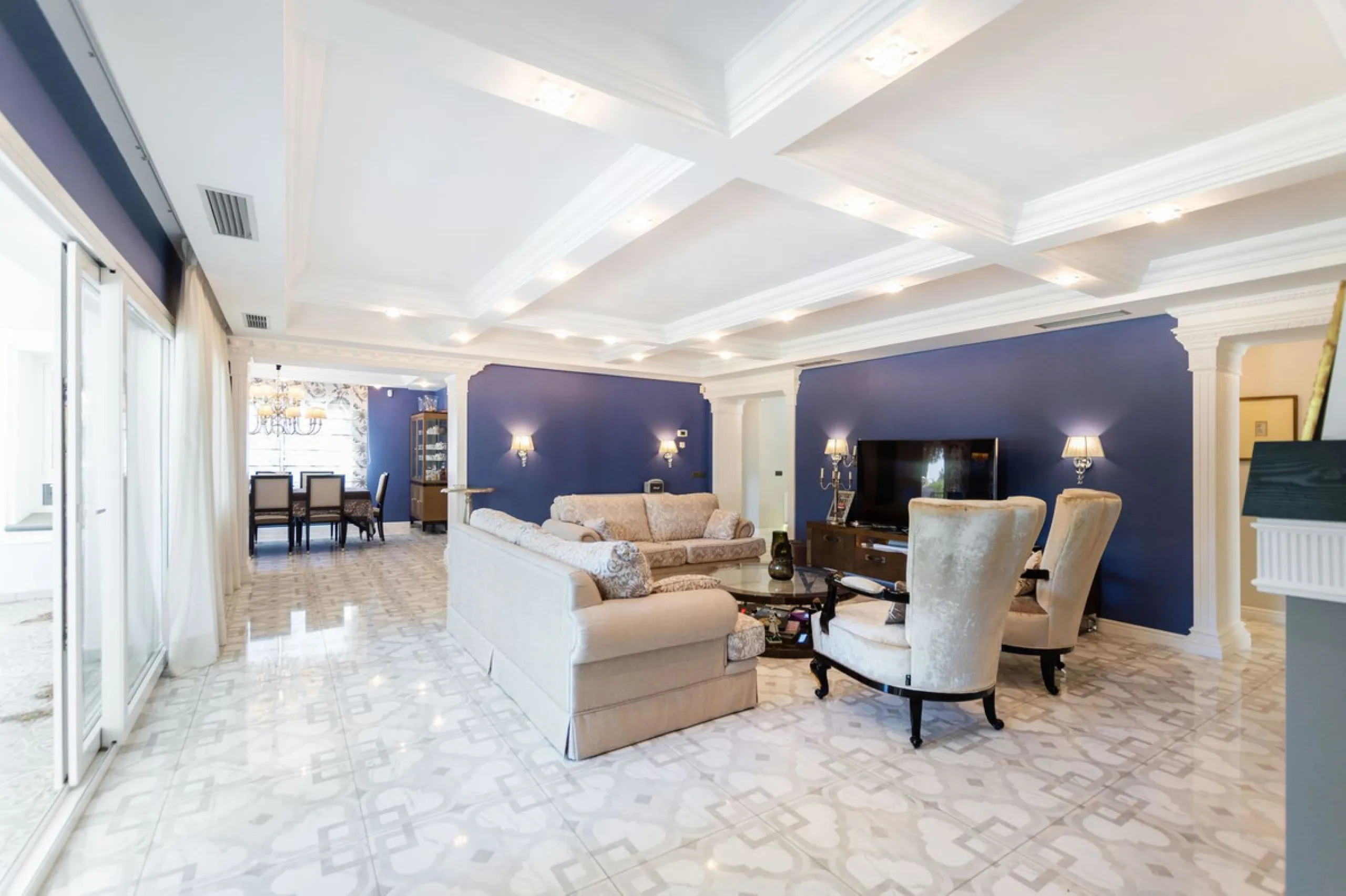 House - Detached Villa в продаже в Marbella, Málaga. В доме 6 спален и 4 ванных комнат. Площадь дома 558 м². Площадь участка 2000 м²