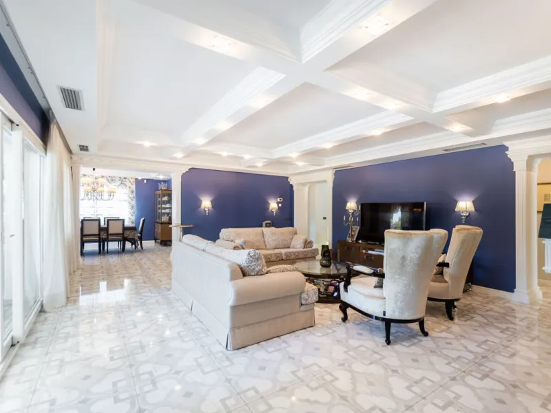 House - Detached Villa в продаже в Marbella, Málaga. В доме 6 спален и 4 ванных комнат. Площадь дома 558 м². Площадь участка 2000 м²