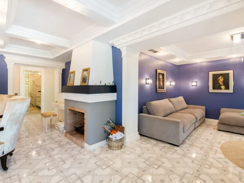 House - Detached Villa в продаже в Marbella, Málaga. В доме 6 спален и 4 ванных комнат. Площадь дома 558 м². Площадь участка 2000 м²