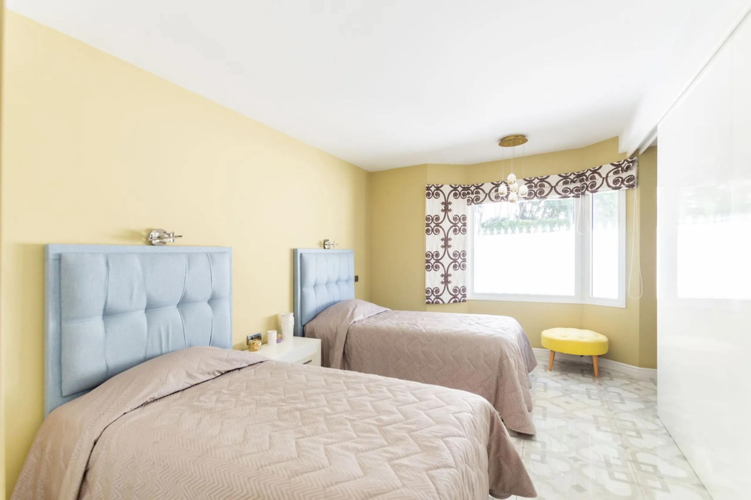 House - Detached Villa в продаже в Marbella, Málaga. В доме 6 спален и 4 ванных комнат. Площадь дома 558 м². Площадь участка 2000 м²