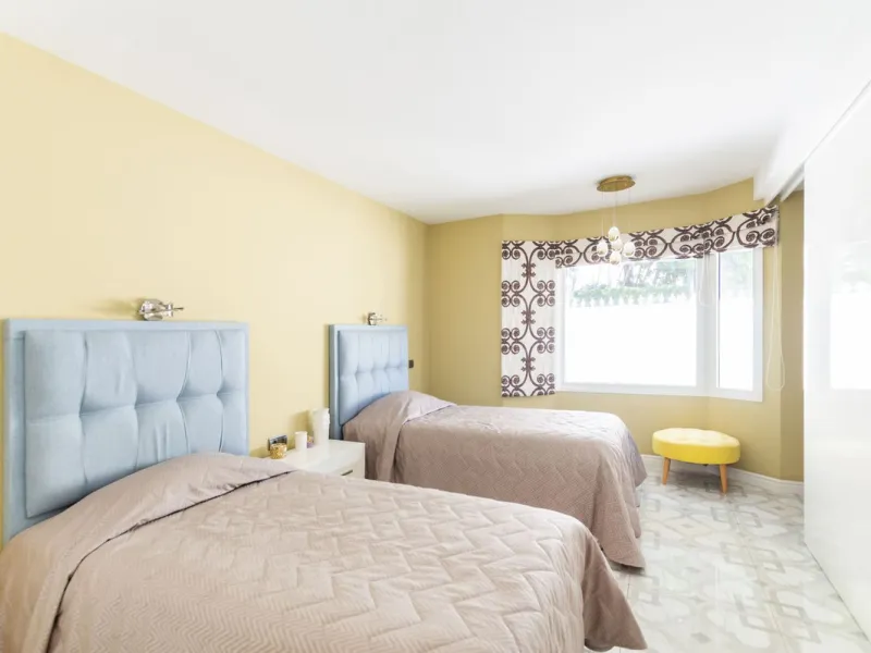 House - Detached Villa в продаже в Marbella, Málaga. В доме 6 спален и 4 ванных комнат. Площадь дома 558 м². Площадь участка 2000 м²