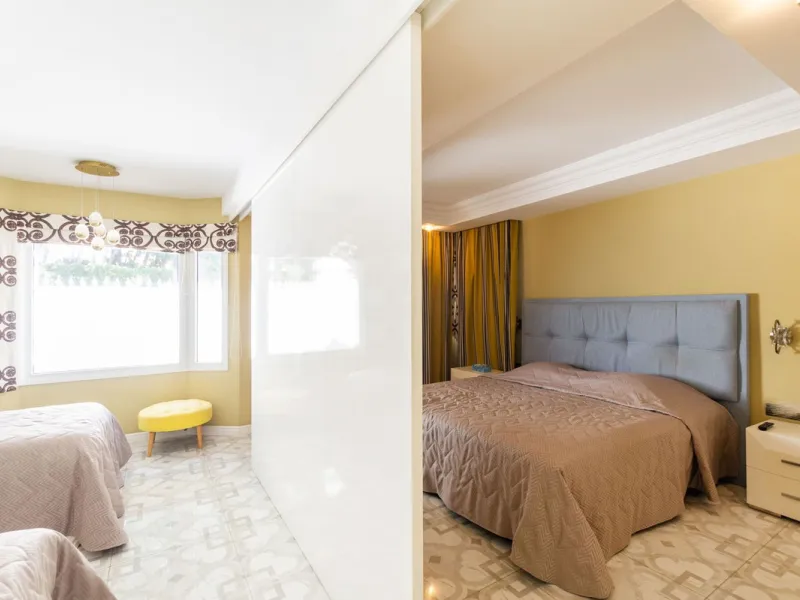 House - Detached Villa в продаже в Marbella, Málaga. В доме 6 спален и 4 ванных комнат. Площадь дома 558 м². Площадь участка 2000 м²
