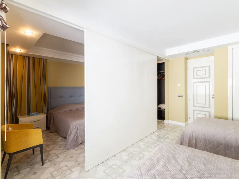 House - Detached Villa в продаже в Marbella, Málaga. В доме 6 спален и 4 ванных комнат. Площадь дома 558 м². Площадь участка 2000 м²