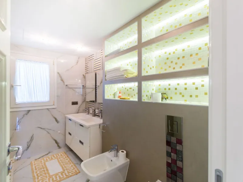 House - Detached Villa в продаже в Marbella, Málaga. В доме 6 спален и 4 ванных комнат. Площадь дома 558 м². Площадь участка 2000 м²