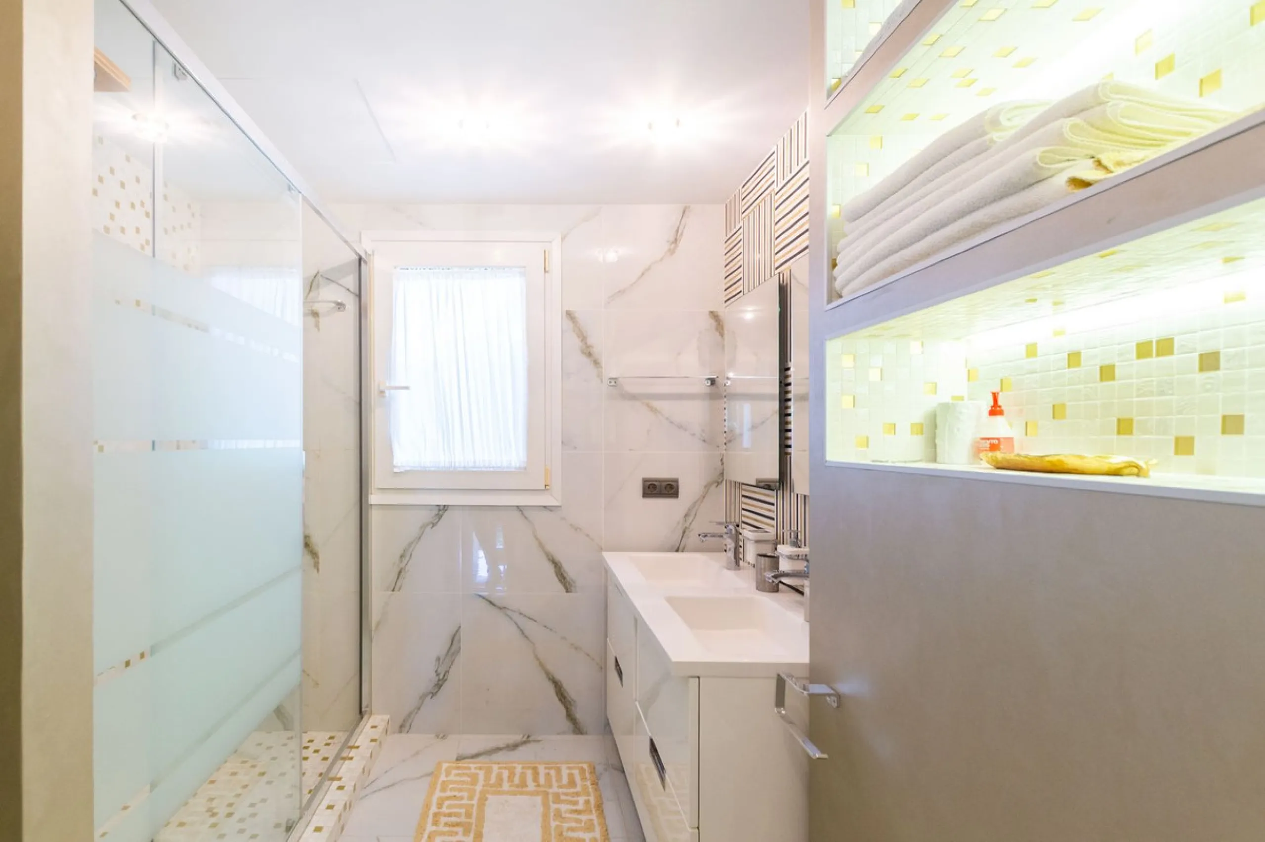 House - Detached Villa в продаже в Marbella, Málaga. В доме 6 спален и 4 ванных комнат. Площадь дома 558 м². Площадь участка 2000 м²