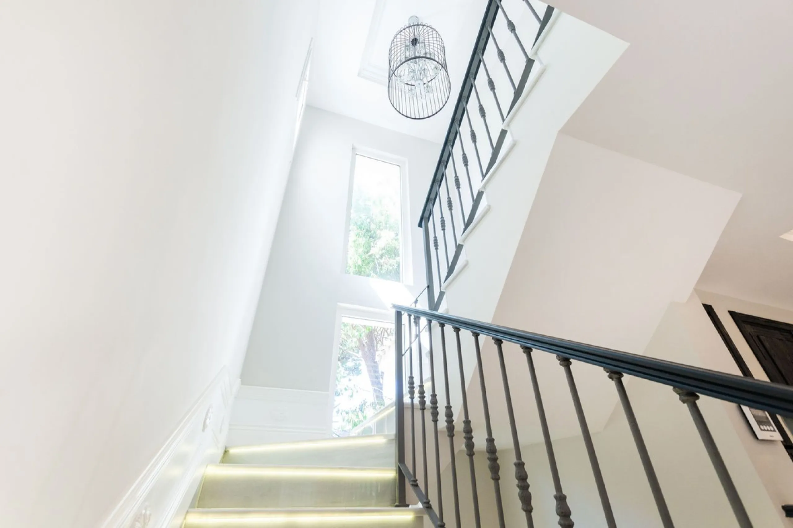 House - Detached Villa в продаже в Marbella, Málaga. В доме 6 спален и 4 ванных комнат. Площадь дома 558 м². Площадь участка 2000 м²