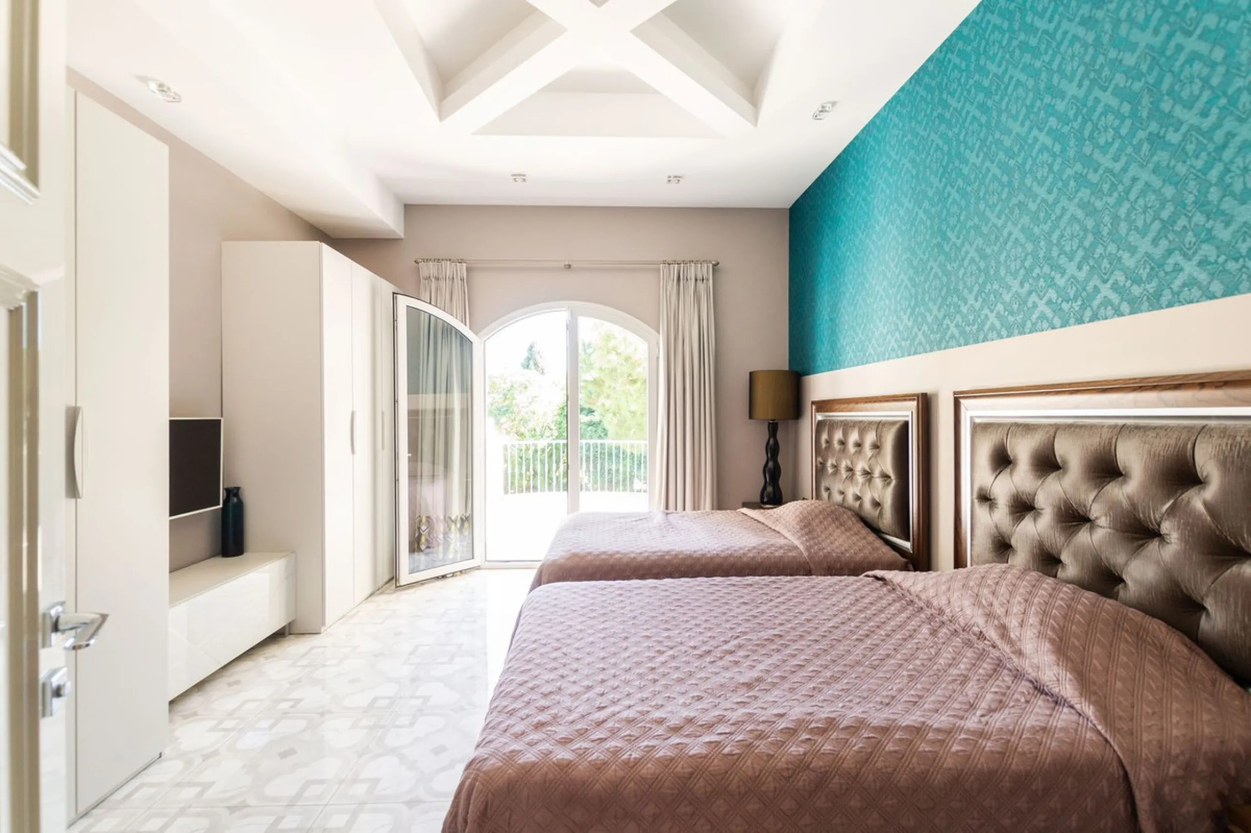 House - Detached Villa в продаже в Marbella, Málaga. В доме 6 спален и 4 ванных комнат. Площадь дома 558 м². Площадь участка 2000 м²