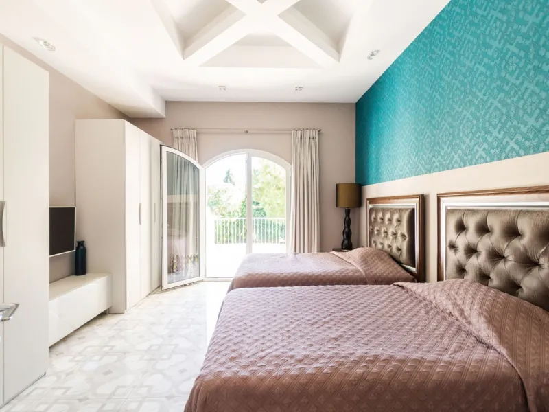House - Detached Villa в продаже в Marbella, Málaga. В доме 6 спален и 4 ванных комнат. Площадь дома 558 м². Площадь участка 2000 м²