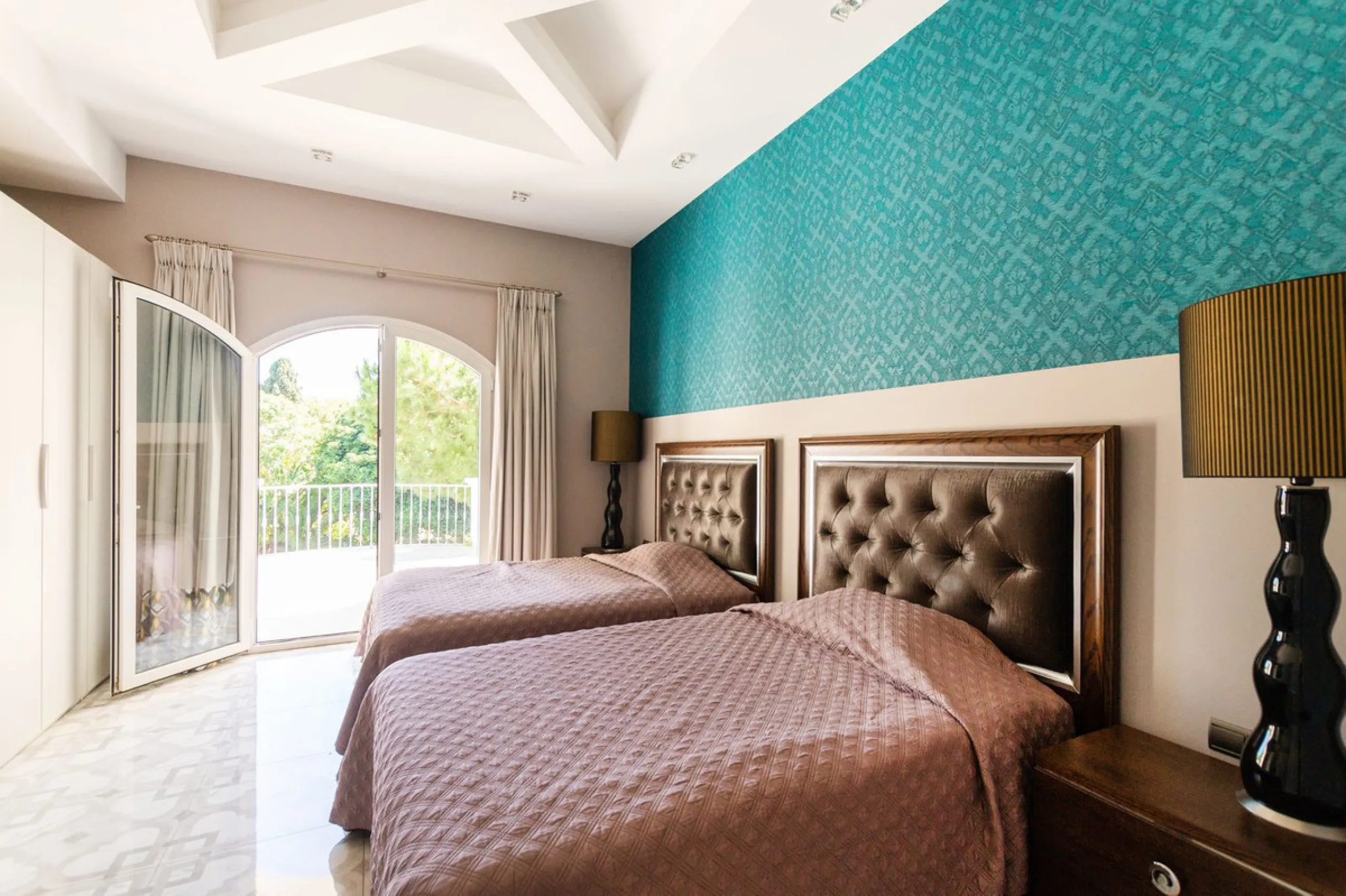 House - Detached Villa в продаже в Marbella, Málaga. В доме 6 спален и 4 ванных комнат. Площадь дома 558 м². Площадь участка 2000 м²