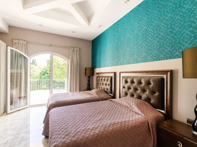 House - Detached Villa в продаже в Marbella, Málaga. В доме 6 спален и 4 ванных комнат. Площадь дома 558 м². Площадь участка 2000 м²