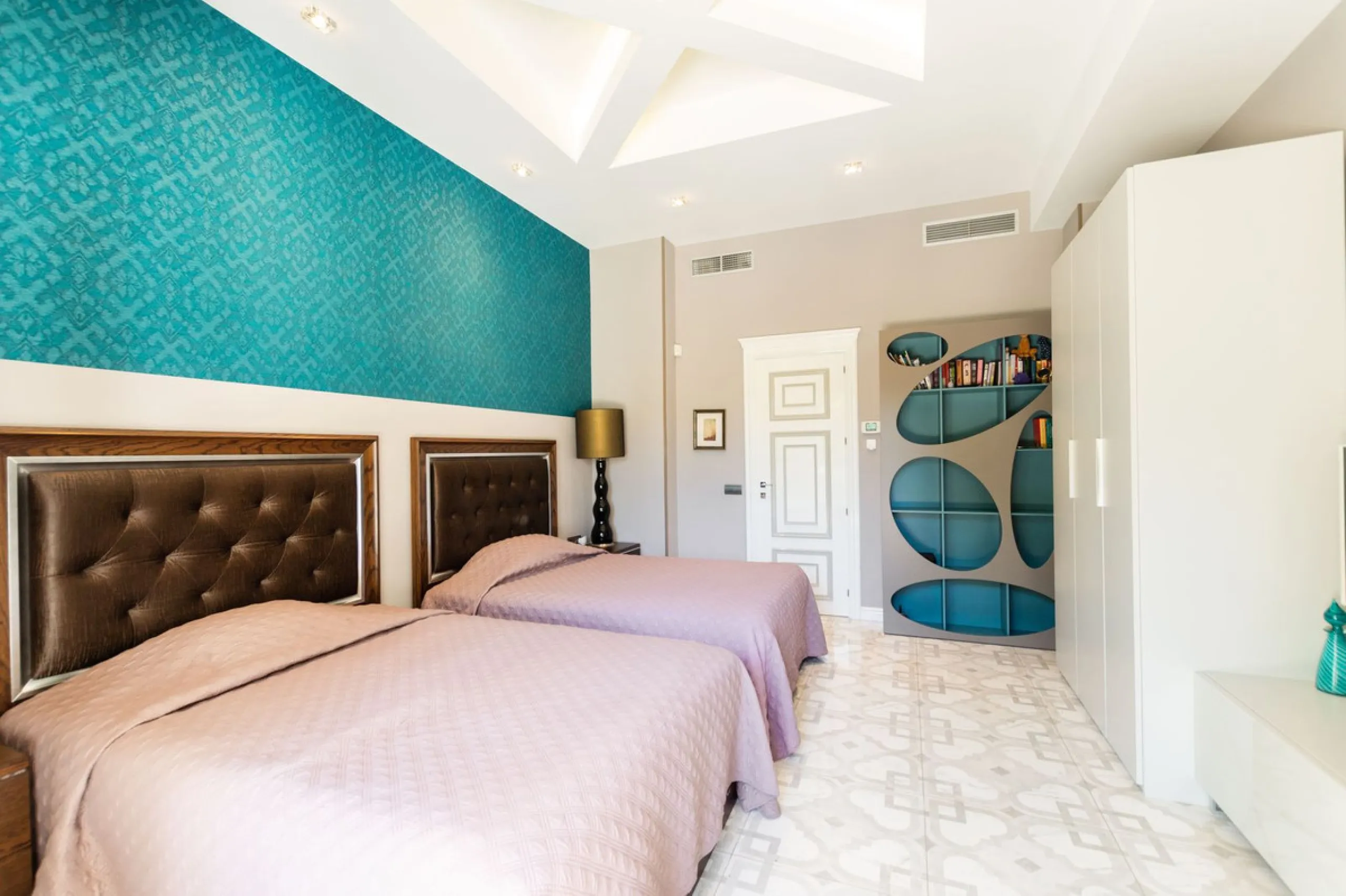 House - Detached Villa в продаже в Marbella, Málaga. В доме 6 спален и 4 ванных комнат. Площадь дома 558 м². Площадь участка 2000 м²